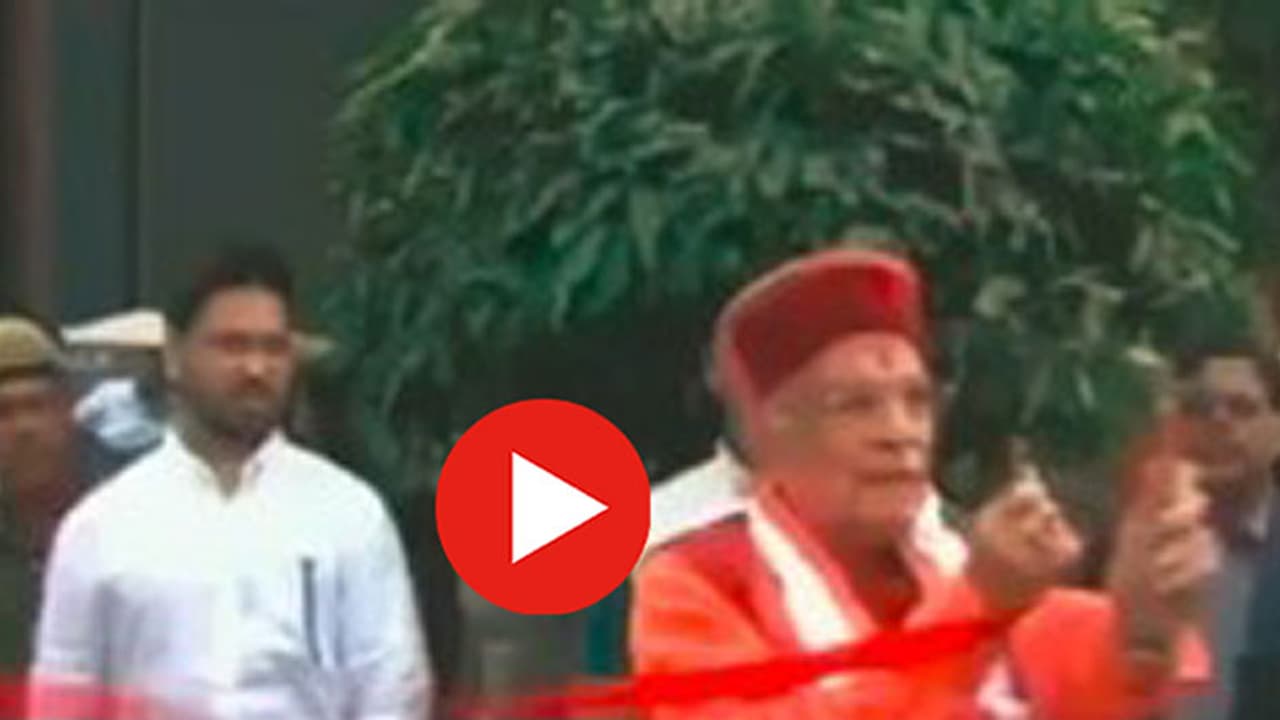 కత్తెర లేదని రిబ్బన్ మీద అలిగిన బిజేపి సీనియర్ నేత (వీడియో) కత్తెర లేదని రిబ్బన్ మీద అలిగిన బిజేపి సీనియర్ నేత (వీడియో)