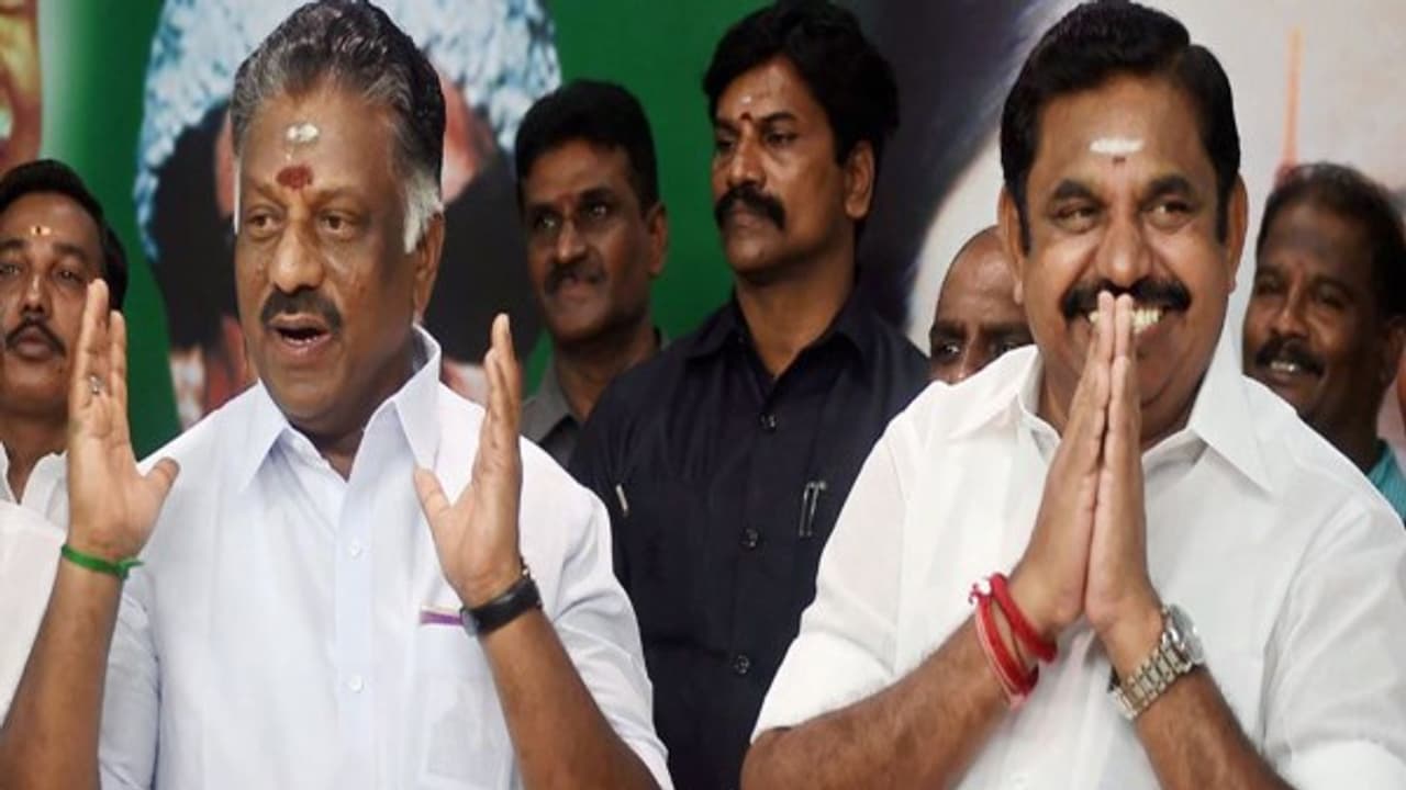 காது குத்தப் போகிறார்களாம் எடப்பாடியாரும், பன்னீராரும்: தமிழக அரசியலில் முதல் முறையாக ஒரு சாதனை! காது குத்தப் போகிறார்களாம் எடப்பாடியாரும், பன்னீராரும்: தமிழக அரசியலில் முதல் முறையாக ஒரு சாதனை!