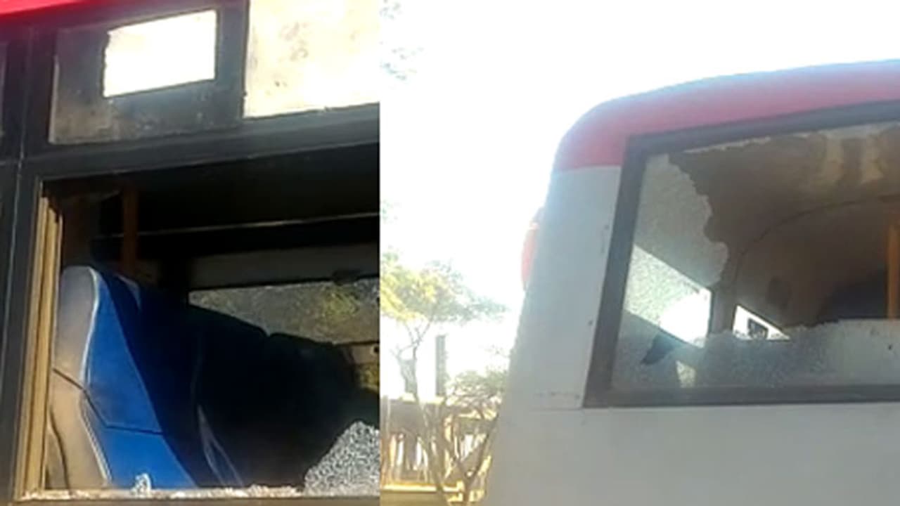 KSRTC ಬಸ್ ಮೇಲೆ ಕಿಡಿಗೇಡಿಗಳಿಂದ ಕಲ್ಲು ತೂರಾಟ KSRTC ಬಸ್ ಮೇಲೆ ಕಿಡಿಗೇಡಿಗಳಿಂದ ಕಲ್ಲು ತೂರಾಟ