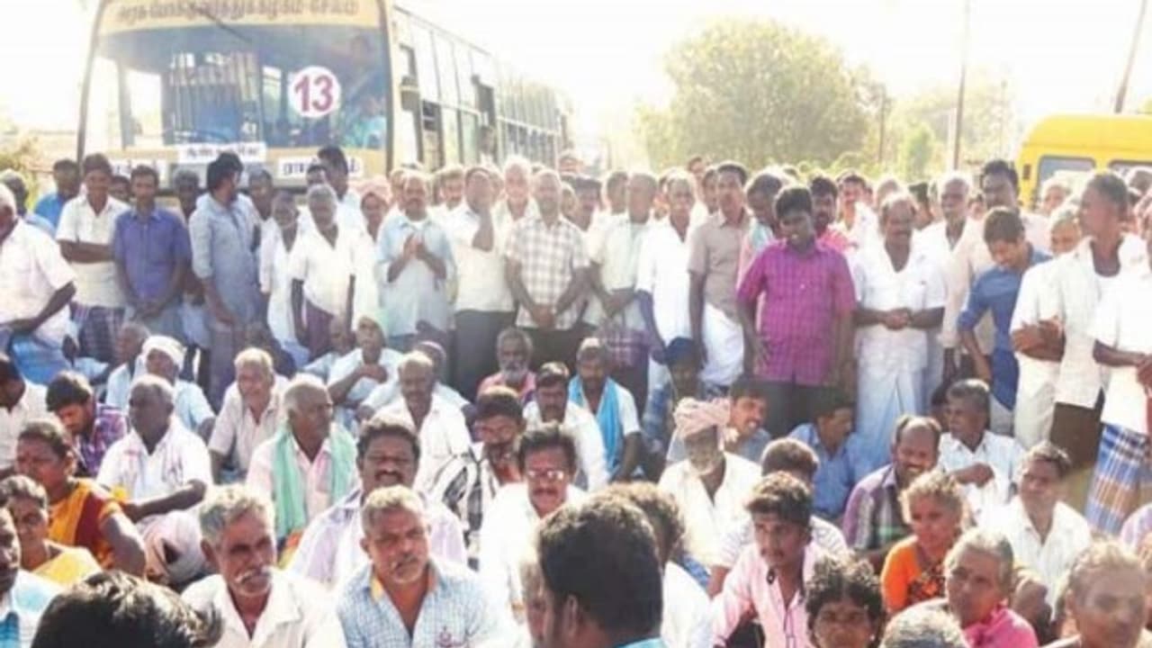 குறைந்த விலைக்கு பருத்தியை ஏலம் கேட்டதால் விவசாயிகள் திடீர் சாலை மறியல்... குறைந்த விலைக்கு பருத்தியை ஏலம் கேட்டதால் விவசாயிகள் திடீர் சாலை மறியல்...