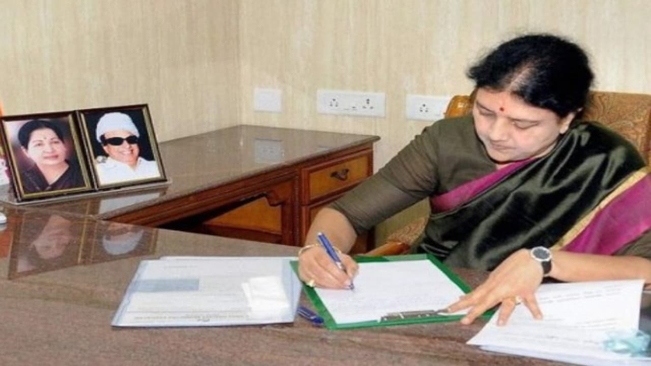 "ஜெயலலிதாவின் ஆன்மாதான் அதிமுக அரசை காப்பாற்றியது" சிறையிலிருந்து சசிகலா கடிதம் "ஜெயலலிதாவின் ஆன்மாதான் அதிமுக அரசை காப்பாற்றியது" சிறையிலிருந்து சசிகலா கடிதம்