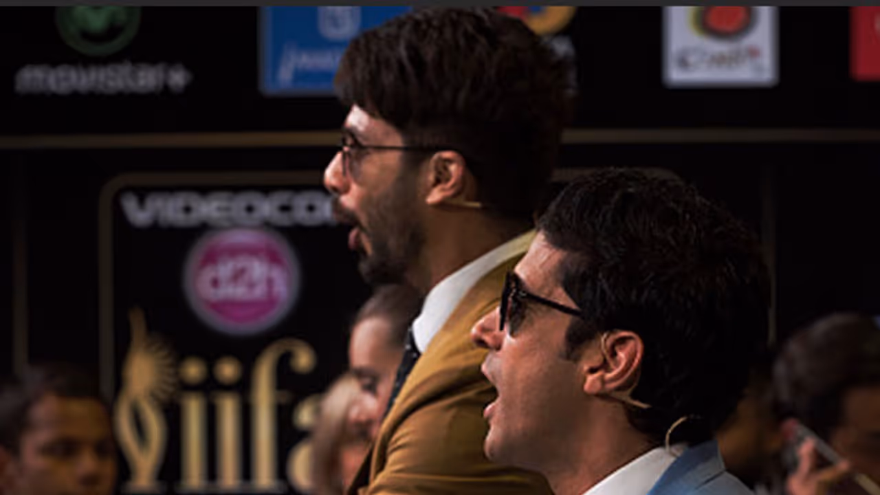 Farhan, Shahid poke fun at censor board, award wapsi at IIFA