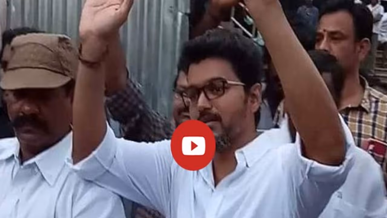 படப்பிடிப்பு நேரத்தில் ரசிகர்களை சந்தித்த விஜய்! இதோ வீடியோ...