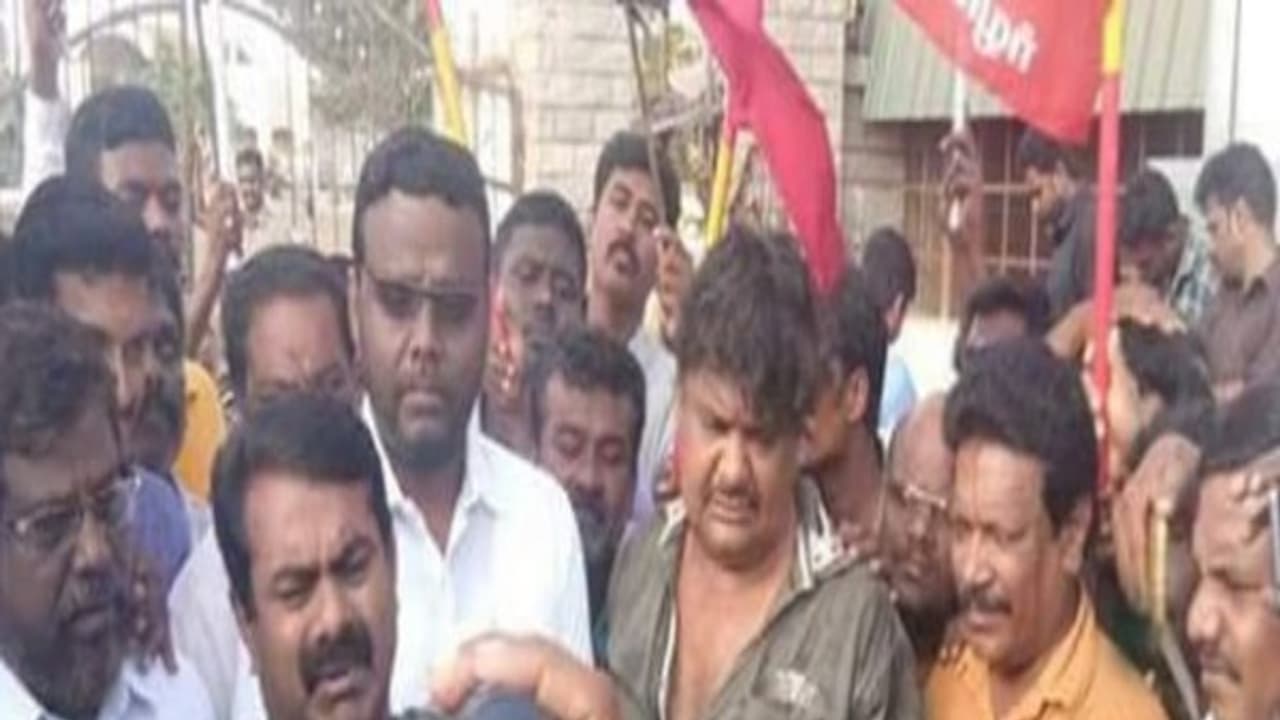 சீமானுக்காக சிறை சென்ற மன்சூர் அலிகான் நிலையை பார்த்தீர்களா...? சீமானுக்காக சிறை சென்ற மன்சூர் அலிகான் நிலையை பார்த்தீர்களா...?