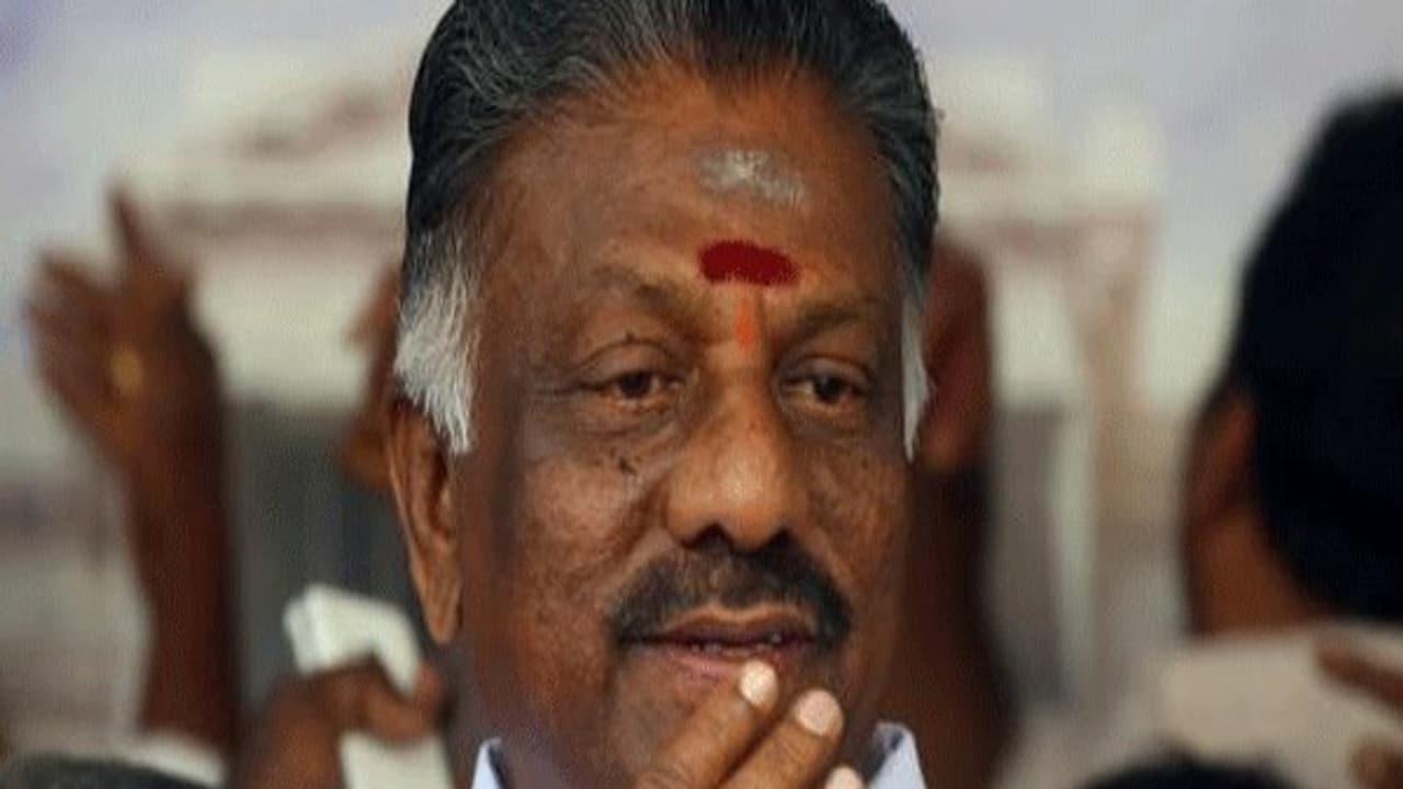 ஓபிஎஸ் திடீர் பயணம்... டெல்லியில் இருந்து அழைப்பா?...வசமாக சிக்க போகும் அமைச்சர்கள்! ஓபிஎஸ் திடீர் பயணம்... டெல்லியில் இருந்து அழைப்பா?...வசமாக சிக்க போகும் அமைச்சர்கள்!