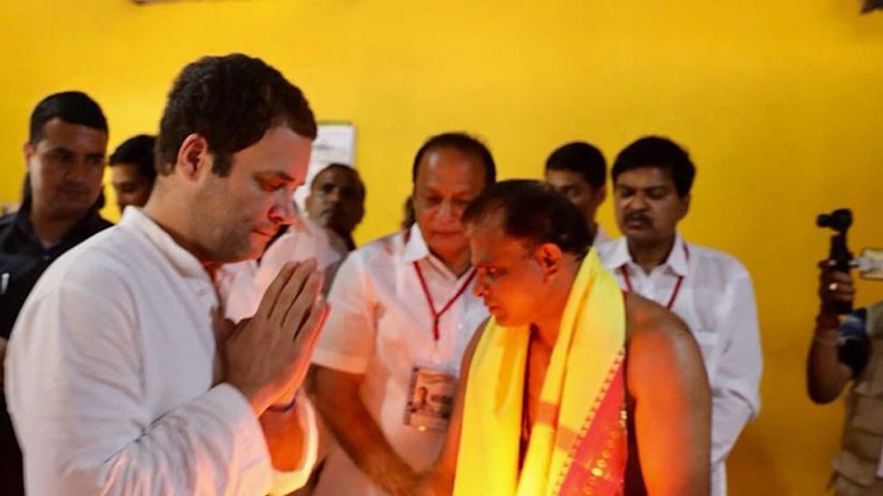 ಮತ್ತೇ ಹಿಂದುತ್ವದ ಮಂತ್ರ ಜಪಿಸಿದ ರಾಹುಲ್ ಗಾಂಧಿ ಮತ್ತೇ ಹಿಂದುತ್ವದ ಮಂತ್ರ ಜಪಿಸಿದ ರಾಹುಲ್ ಗಾಂಧಿ