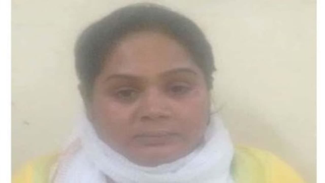 குற்றசம்பவங்களில் அடுத்தடுத்து சிக்கும் பெண்கள்...!!! மயக்க வித்தையை காட்டி முதியவர்களிடம் வழிப்பறி செய்தவர் கைது... குற்றசம்பவங்களில் அடுத்தடுத்து சிக்கும் பெண்கள்...!!! மயக்க வித்தையை காட்டி முதியவர்களிடம் வழிப்பறி செய்தவர் கைது...