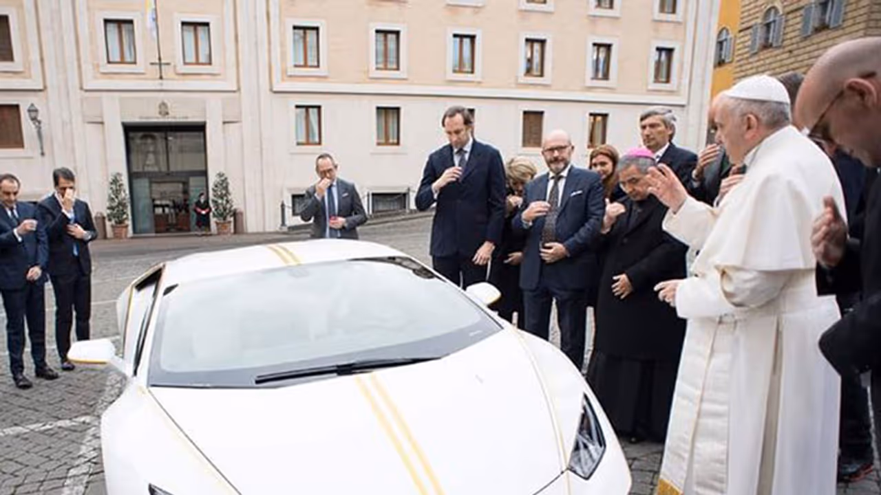 സമ്മാനമായി കിട്ടിയ ലംബോര്ഗിനി മാര്പാപ്പ ഇറാഖിന് വേണ്ടി വില്ക്കുന്നു സമ്മാനമായി കിട്ടിയ ലംബോര്ഗിനി മാര്പാപ്പ ഇറാഖിന് വേണ്ടി വില്ക്കുന്നു