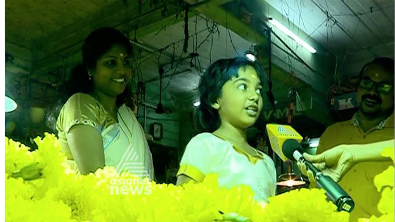 ഈ കൊച്ചുകൂട്ടുകാരി പറയുന്നതു കേള്ക്കൂ, മാവേലിയില്ലാതെ ഓണമില്ല ഈ കൊച്ചുകൂട്ടുകാരി പറയുന്നതു കേള്ക്കൂ, മാവേലിയില്ലാതെ ഓണമില്ല