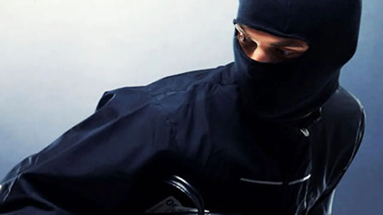 പഴ്സ് തട്ടിയെടുത്തോടിയയാളെ പിന്തുടര്‍ന്ന് പിടികൂടി യുവതി നല്‍കിയത് അമ്പരപ്പിക്കുന്ന ശിക്ഷ