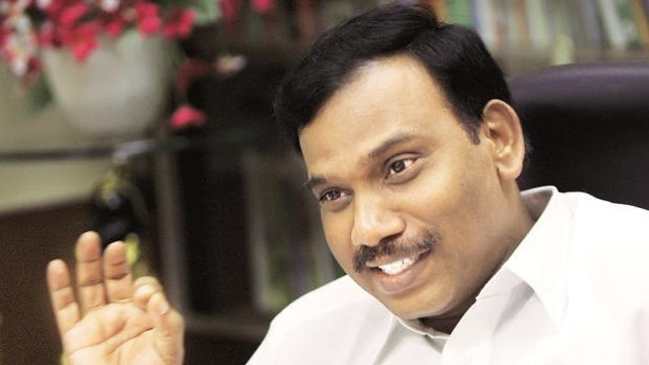 ఆయన కన్నీళ్లు చూసి బాధపడ్డాను.. సీఎం పళనీస్వామికి రాజా క్షమాపణలు.. ! ఆయన కన్నీళ్లు చూసి బాధపడ్డాను.. సీఎం పళనీస్వామికి రాజా క్షమాపణలు.. !