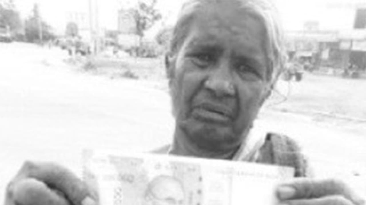 ஆயா’விடம் இரண்டு ஆடுகளை ஆட்டையை போட்ட கேடிகள்... 2௦௦௦ ரூபாய் நோட்டுகளை கலர் ஜெராக்ஸ் போட்டு அபேஸ்! ஆயா’விடம் இரண்டு ஆடுகளை ஆட்டையை போட்ட கேடிகள்... 2௦௦௦ ரூபாய் நோட்டுகளை கலர் ஜெராக்ஸ் போட்டு அபேஸ்!