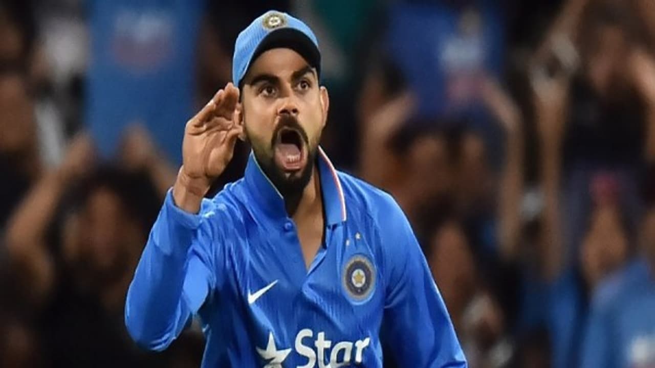 கோலி ஒரு கோமாளி.. தென்னாப்பிரிக்க வீரர் சர்ச்சை டுவீட் கோலி ஒரு கோமாளி.. தென்னாப்பிரிக்க வீரர் சர்ச்சை டுவீட்