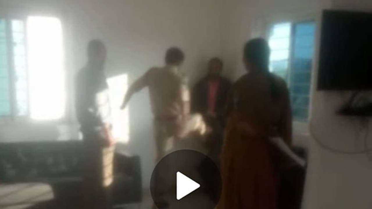 పోలీస్ స్టేషన్ లోనే వీడియో తీస్తారా, ఎంత దైర్యం పోలీస్ స్టేషన్ లోనే వీడియో తీస్తారా, ఎంత దైర్యం