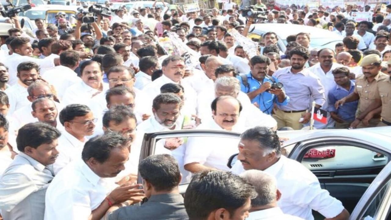 அடையாளம் தெரியாத நபர்களால் நிரம்பி வழியும் ஆர்.கே.நகர்: கார் மீது படுத்து உறங்கும் பொது மக்கள்! அடையாளம் தெரியாத நபர்களால் நிரம்பி வழியும் ஆர்.கே.நகர்: கார் மீது படுத்து உறங்கும் பொது மக்கள்!