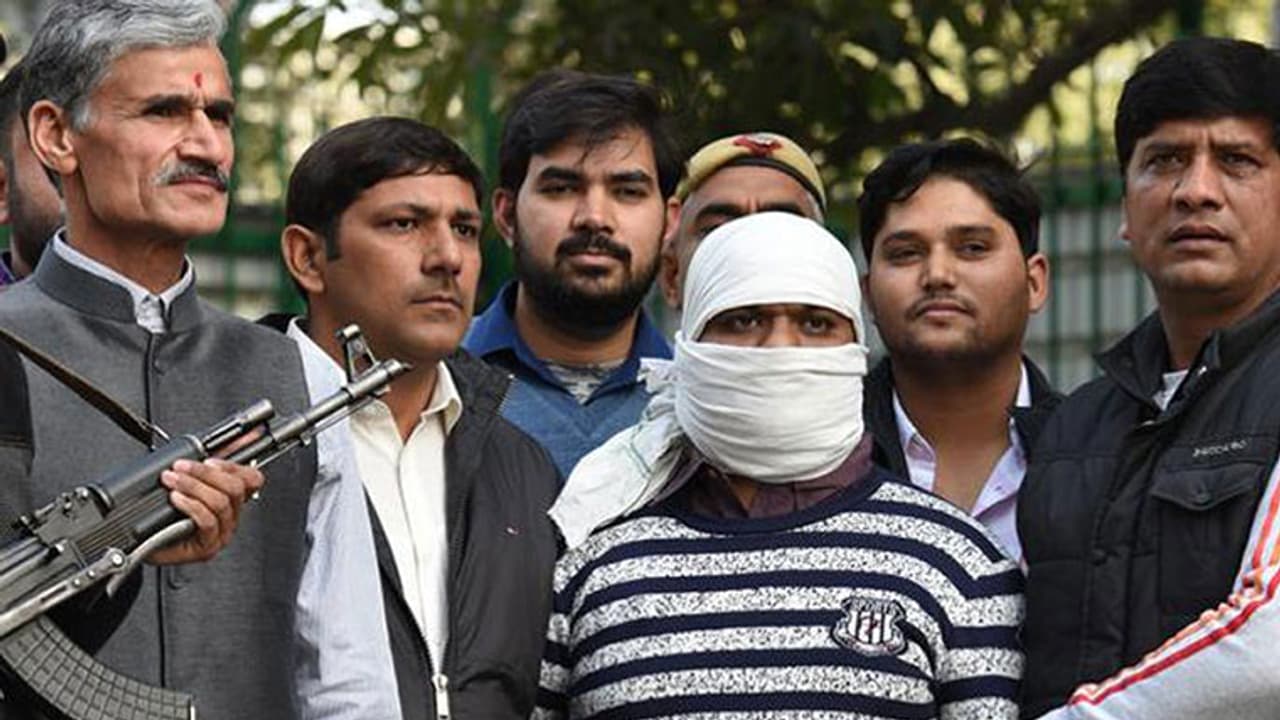 തലയ്ക്ക് 10 ലക്ഷം വിലയിട്ട ഇന്ത്യന് മുജാഹിദിന് അംഗത്തെ പൊലീസ് കുടുക്കി തലയ്ക്ക് 10 ലക്ഷം വിലയിട്ട ഇന്ത്യന് മുജാഹിദിന് അംഗത്തെ പൊലീസ് കുടുക്കി