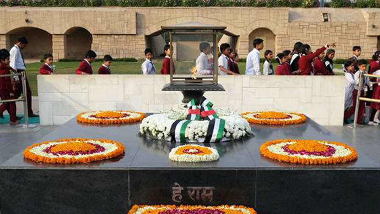 രാജ്ഘട്ടില് കാണിക്കവഞ്ചി; രാഷ്ട്രപിതാവിനെ അപമാനിക്കരുതെന്ന് കോടതി രാജ്ഘട്ടില് കാണിക്കവഞ്ചി; രാഷ്ട്രപിതാവിനെ അപമാനിക്കരുതെന്ന് കോടതി