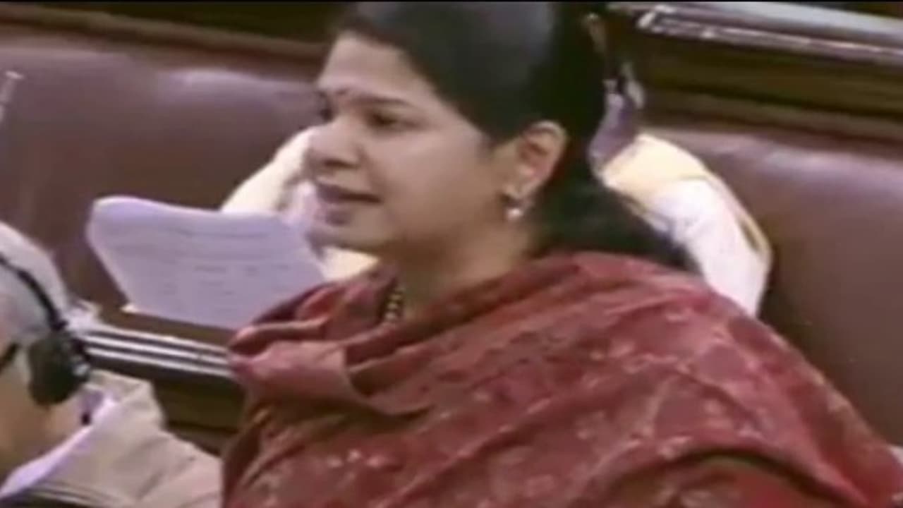 அதிமுகவினர் அடித்துக்கொண்ட போது மீனவர் பிரச்சனையை பேசி ஸ்கோரை அள்ளிய கனிமொழி அதிமுகவினர் அடித்துக்கொண்ட போது மீனவர் பிரச்சனையை பேசி ஸ்கோரை அள்ளிய கனிமொழி