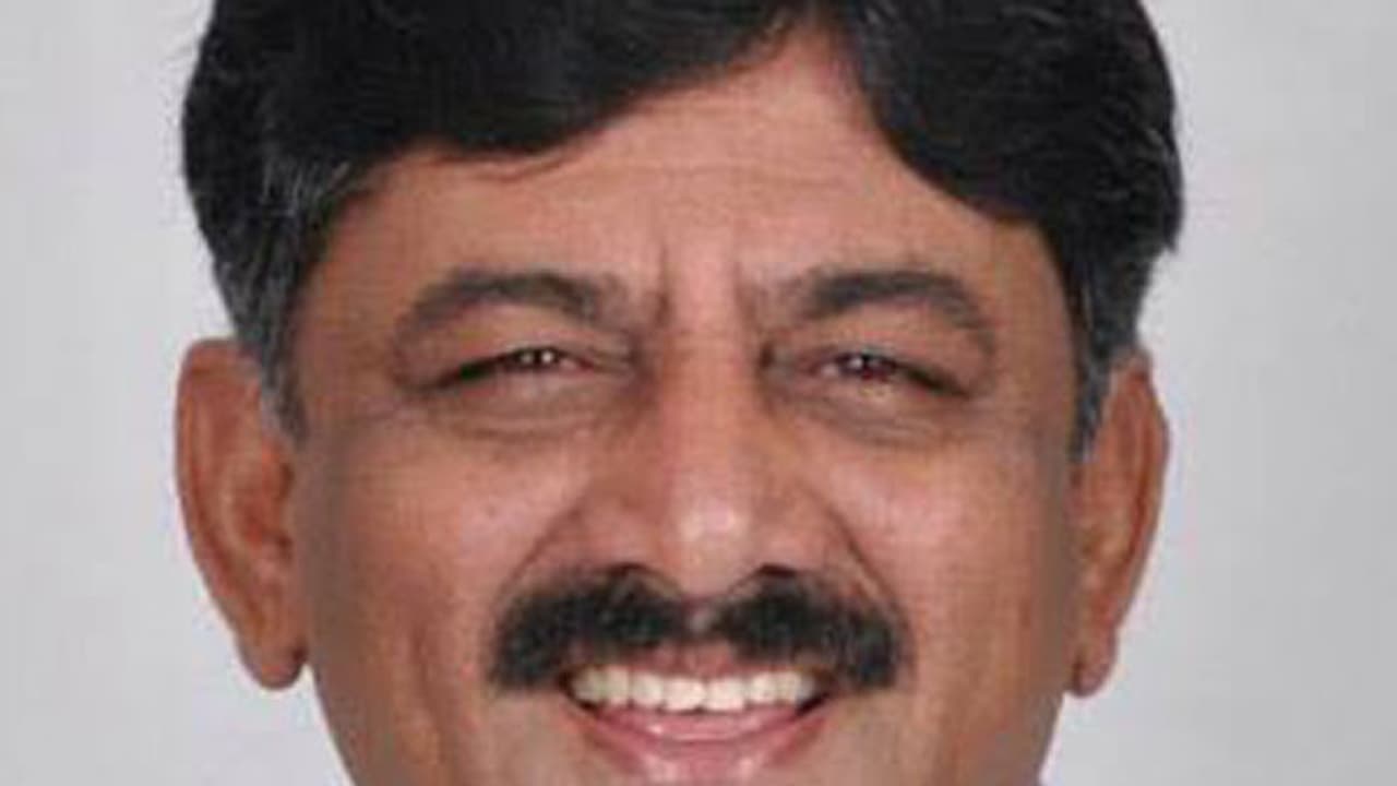 ಕನ್ನಡದವರು ಲೋಕಲ್ ,ಇಂಗ್ಲಿಷರೆಂದರೆ ಲೆವಲ್ : ತಡವರಸಿ ಯಾರು ಡಿ ಶಿವ ಎಂದರು? ಕನ್ನಡದವರು ಲೋಕಲ್ ,ಇಂಗ್ಲಿಷರೆಂದರೆ ಲೆವಲ್ : ತಡವರಸಿ ಯಾರು ಡಿ ಶಿವ ಎಂದರು?