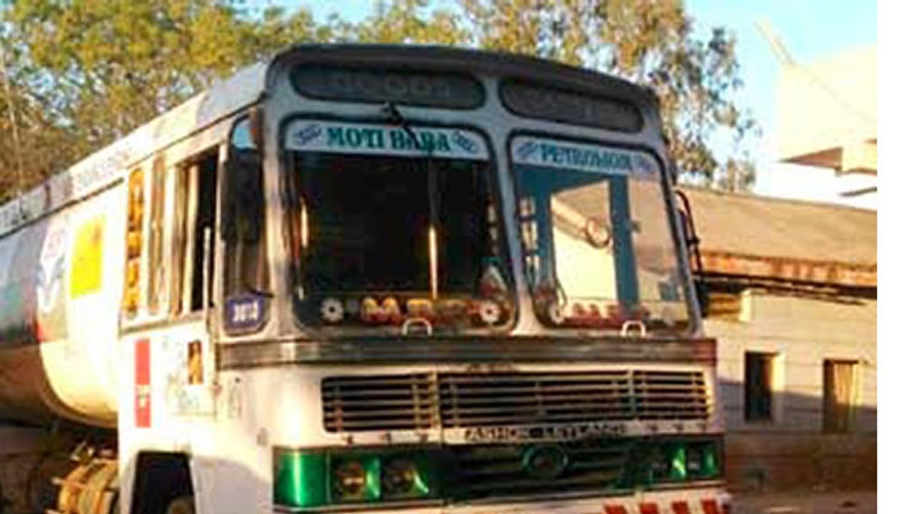 మహారాష్ట్రలో విషాదం: ఆయిల్ ట్యాంకర్ బోల్తా, మంటలంటుకొని నలుగురు సజీవ దహనం మహారాష్ట్రలో విషాదం: ఆయిల్ ట్యాంకర్ బోల్తా, మంటలంటుకొని నలుగురు సజీవ దహనం