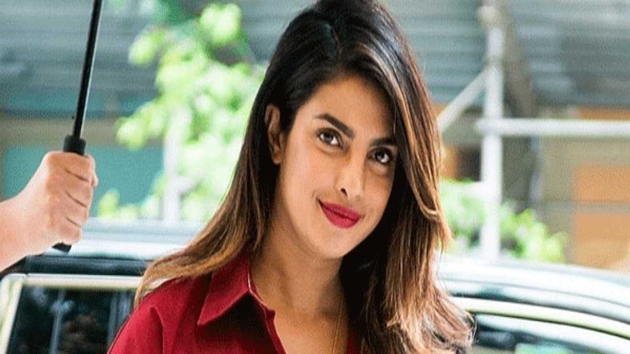 நடிகை பிரியங்கா சோப்ராவுக்கு மாநகராட்சி நோட்டீஸ்! ஜோதிடர் பேச்சை கேட்டதால் விபரீதம்! நடிகை பிரியங்கா சோப்ராவுக்கு மாநகராட்சி நோட்டீஸ்! ஜோதிடர் பேச்சை கேட்டதால் விபரீதம்!