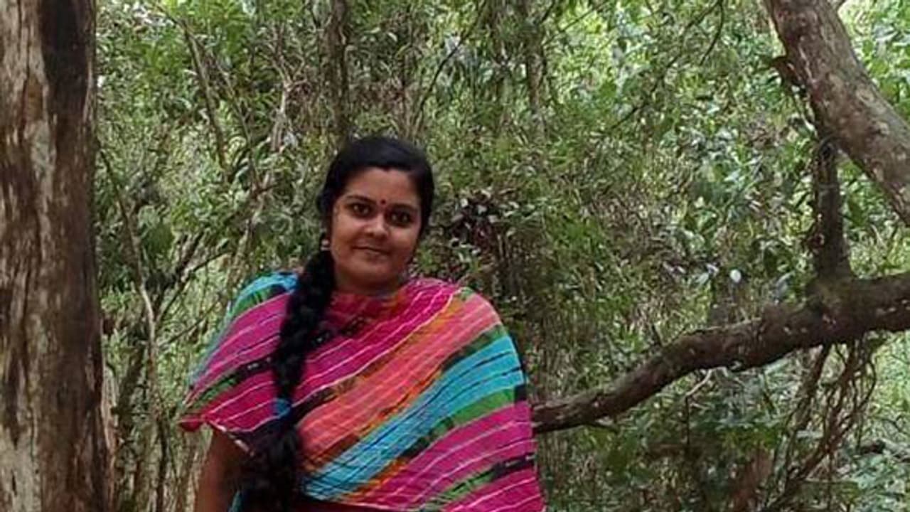 എഴുത്തും വായനയും അറിയാത്ത അമ്മയ്ക്ക് വിജയം സമര്പ്പിച്ച് റാങ്ക് ജേതാവിന്റെ വൈറല് പോസ്റ്റ് എഴുത്തും വായനയും അറിയാത്ത അമ്മയ്ക്ക് വിജയം സമര്പ്പിച്ച് റാങ്ക് ജേതാവിന്റെ വൈറല് പോസ്റ്റ്