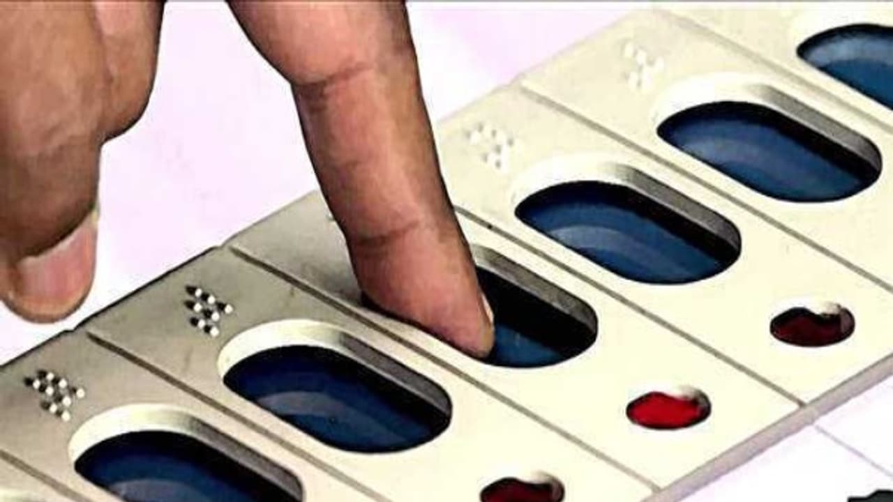 "நோட்டாவுக்கு வாக்களிக்கும் எம்எல்ஏக்களை தகுதி நீக்கம் செய்ய வேண்டும்" காங்கிரஸ் கோரிக்கை!!