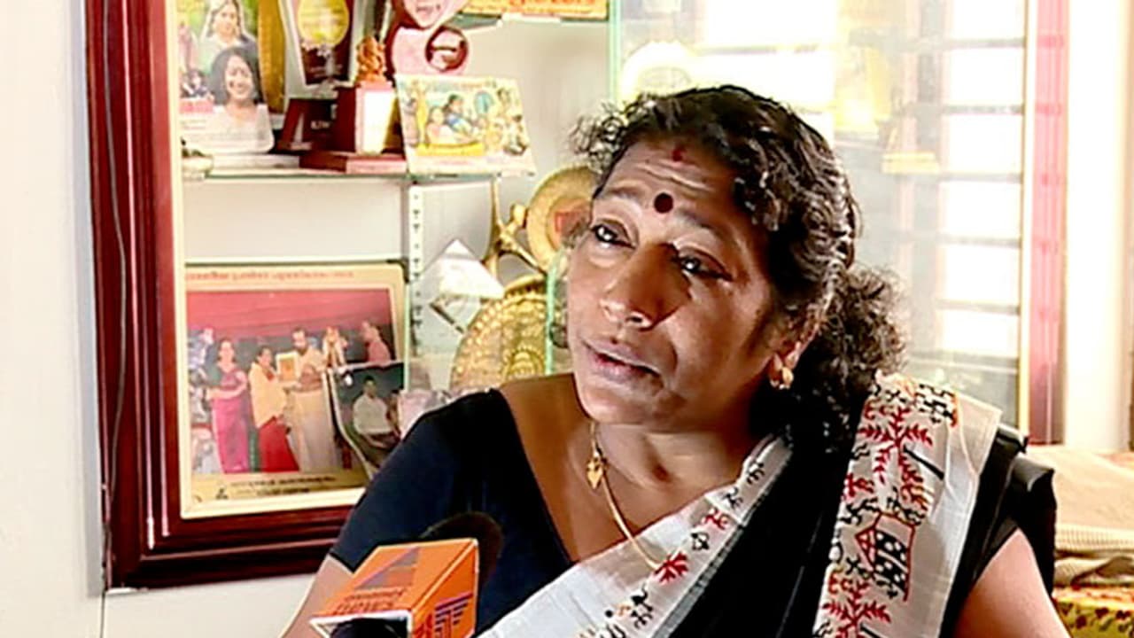 പൊട്ടിയ കൃത്രിമക്കാല് മാറ്റാൻ പണമില്ല, അഭിനയജീവിതം തുടരാൻ സഹായം തേടി നടി പൊട്ടിയ കൃത്രിമക്കാല് മാറ്റാൻ പണമില്ല, അഭിനയജീവിതം തുടരാൻ സഹായം തേടി നടി