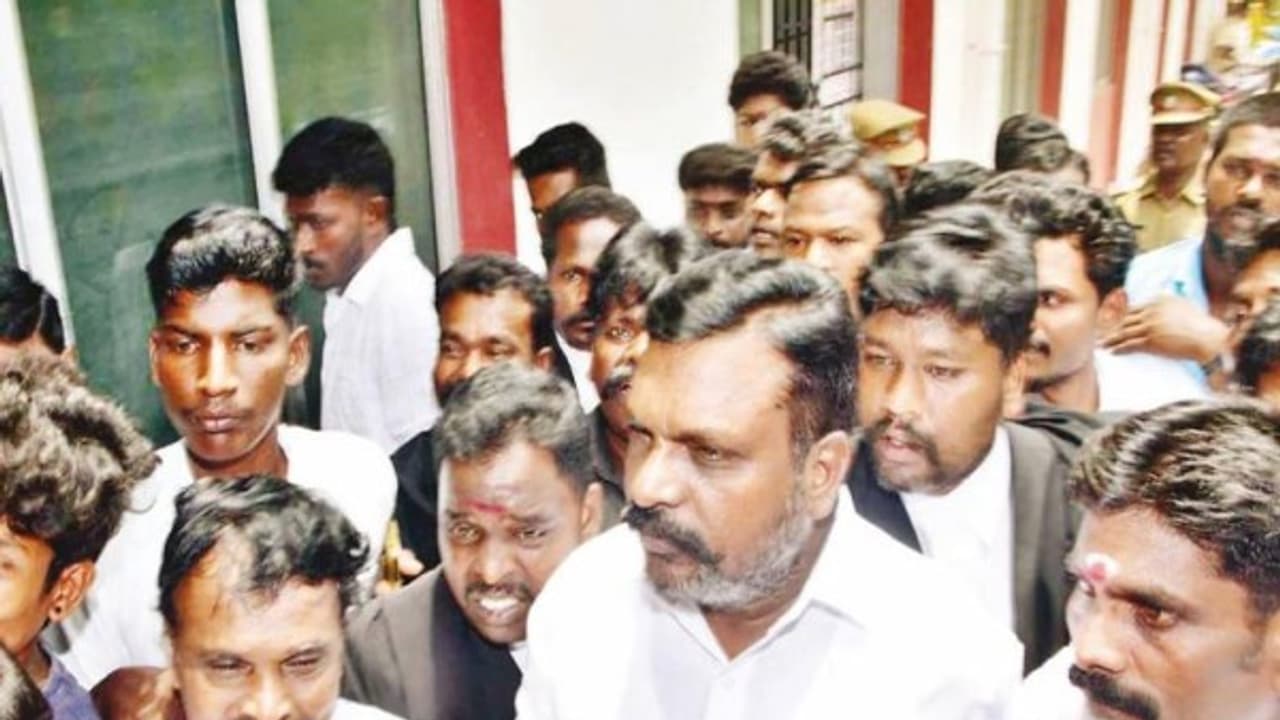 மயிலாடுதுறை நீதிமன்றத்தில் ஆஜரானார் திருமாவளவன்; கட்சி நிர்வாகிகளும் உடன் ஆஜர்... மயிலாடுதுறை நீதிமன்றத்தில் ஆஜரானார் திருமாவளவன்; கட்சி நிர்வாகிகளும் உடன் ஆஜர்...