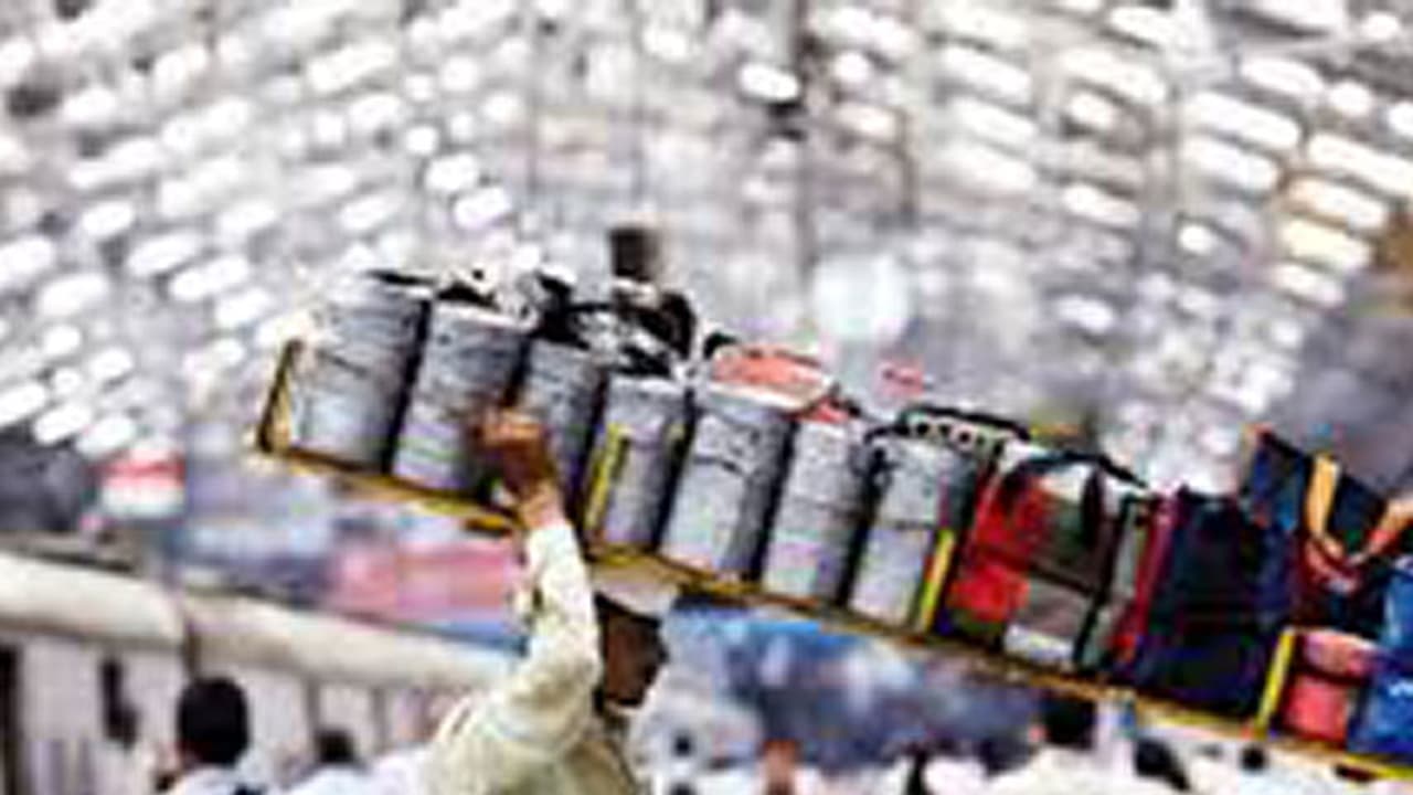 മുംബൈയില് കനത്ത മഴ; ഡബ്ബാവാലകള് ഇന്ന് സര്വ്വീസ് നടത്തില്ല മുംബൈയില് കനത്ത മഴ; ഡബ്ബാവാലകള് ഇന്ന് സര്വ്വീസ് നടത്തില്ല