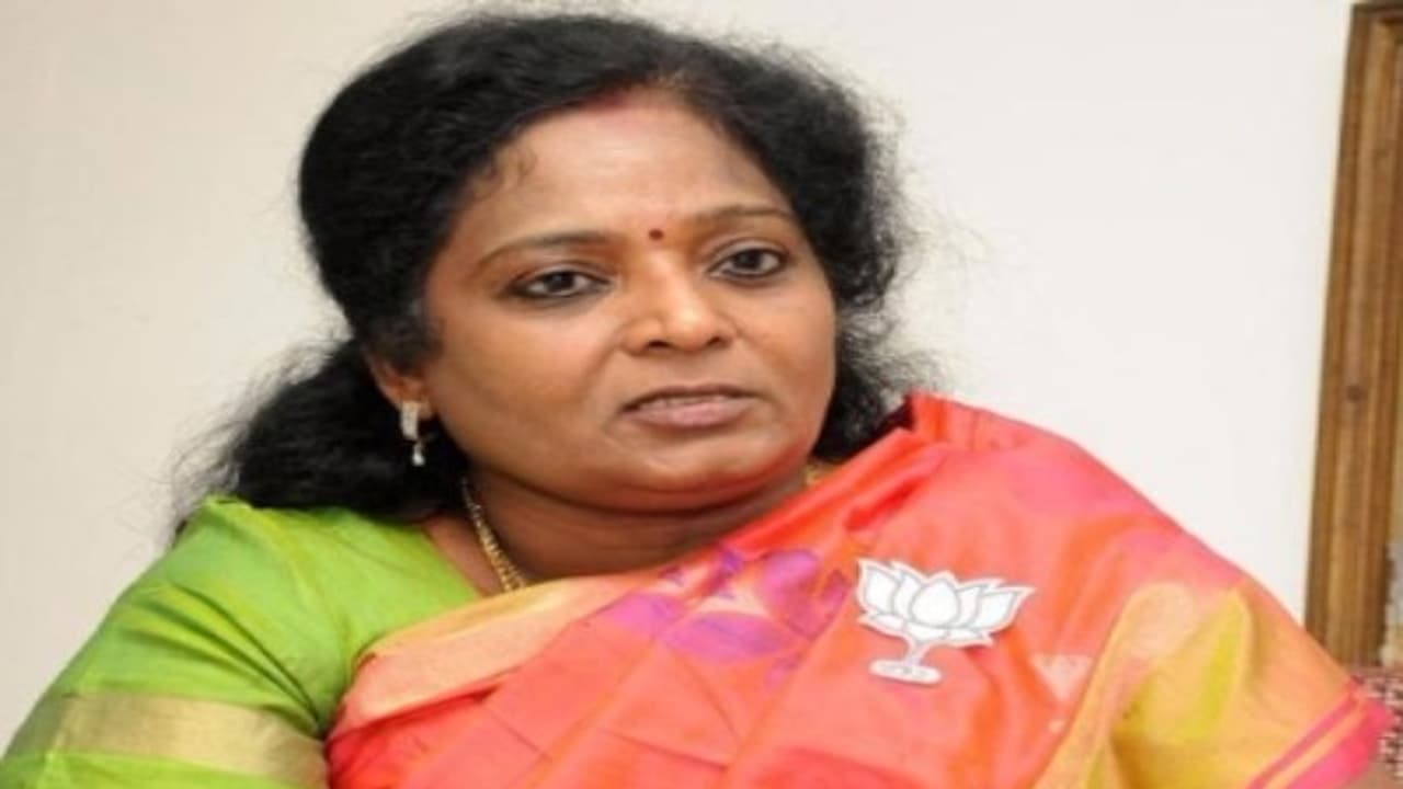 சி.பி.எஸ்.இ. செய்த குளறுபடிக்கு மத்திய அரசை குறை சொன்னால் எப்படி? நாங்க வேற, அவங்க வேற என்கிறார் தமிழிசை... சி.பி.எஸ்.இ. செய்த குளறுபடிக்கு மத்திய அரசை குறை சொன்னால் எப்படி? நாங்க வேற, அவங்க வேற என்கிறார் தமிழிசை...