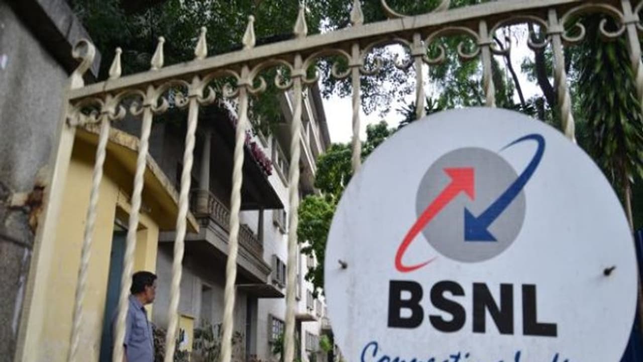 தனியார் நிறுவனங்களுக்கு கைமாறப் போகுது பி.எஸ்.என்.எல்! ஊழியர்கள் வன்மையாக கண்டனம்...