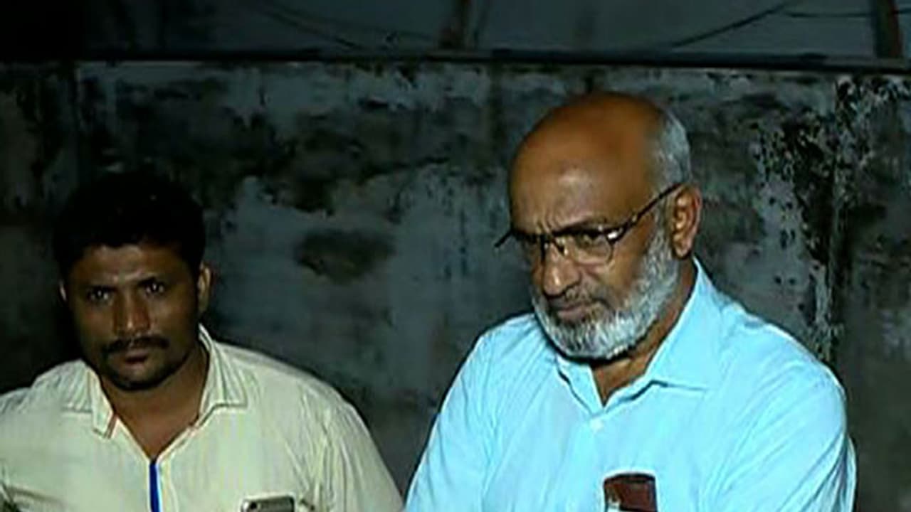 നാട്ടില് വരുന്നില്ലെന്നാരോപിച്ച് കോര്പറേഷന് കൗണ്സിലറെ നാട്ടുകാര് ഉപരോധിക്കുന്നു നാട്ടില് വരുന്നില്ലെന്നാരോപിച്ച് കോര്പറേഷന് കൗണ്സിലറെ നാട്ടുകാര് ഉപരോധിക്കുന്നു