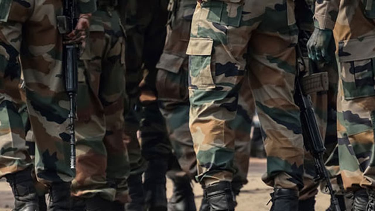 സൈന്യത്തില് ചേരാന് ലക്ഷക്കണക്കിന് വനിതകള്; അമ്പരന്ന് അധികൃതര് സൈന്യത്തില് ചേരാന് ലക്ഷക്കണക്കിന് വനിതകള്; അമ്പരന്ന് അധികൃതര്