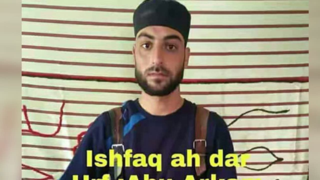 ನಾಪತ್ತೆಯಾಗಿದ್ದ ಕಾಶ್ಮೀರಿ ಪೊಲೀಸ್ ಪೇದೆ ಲಷ್ಕರೆ ಉಗ್ರನಾಗಿ ಪತ್ತೆ; ಏನಿದು ಕಳ್ಳ ಪೊಲೀಸ್ ಆಟ..? ನಾಪತ್ತೆಯಾಗಿದ್ದ ಕಾಶ್ಮೀರಿ ಪೊಲೀಸ್ ಪೇದೆ ಲಷ್ಕರೆ ಉಗ್ರನಾಗಿ ಪತ್ತೆ; ಏನಿದು ಕಳ್ಳ ಪೊಲೀಸ್ ಆಟ..?