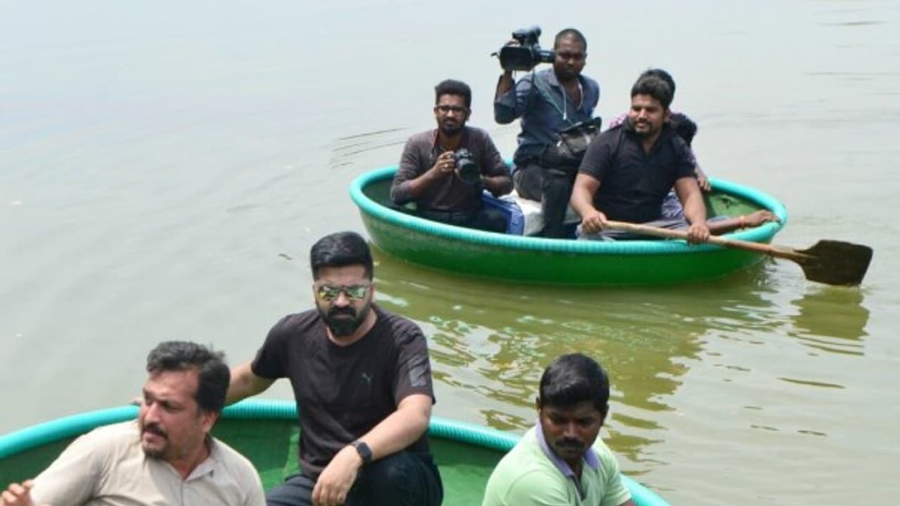 சிம்பு அதிரடி...! நீர்நிலைகளை பார்வையிட்டு "பியுஸ்" உடன் கைகோர்ப்பு...! அடுத்து என்ன..? சிம்பு அதிரடி...! நீர்நிலைகளை பார்வையிட்டு "பியுஸ்" உடன் கைகோர்ப்பு...! அடுத்து என்ன..?