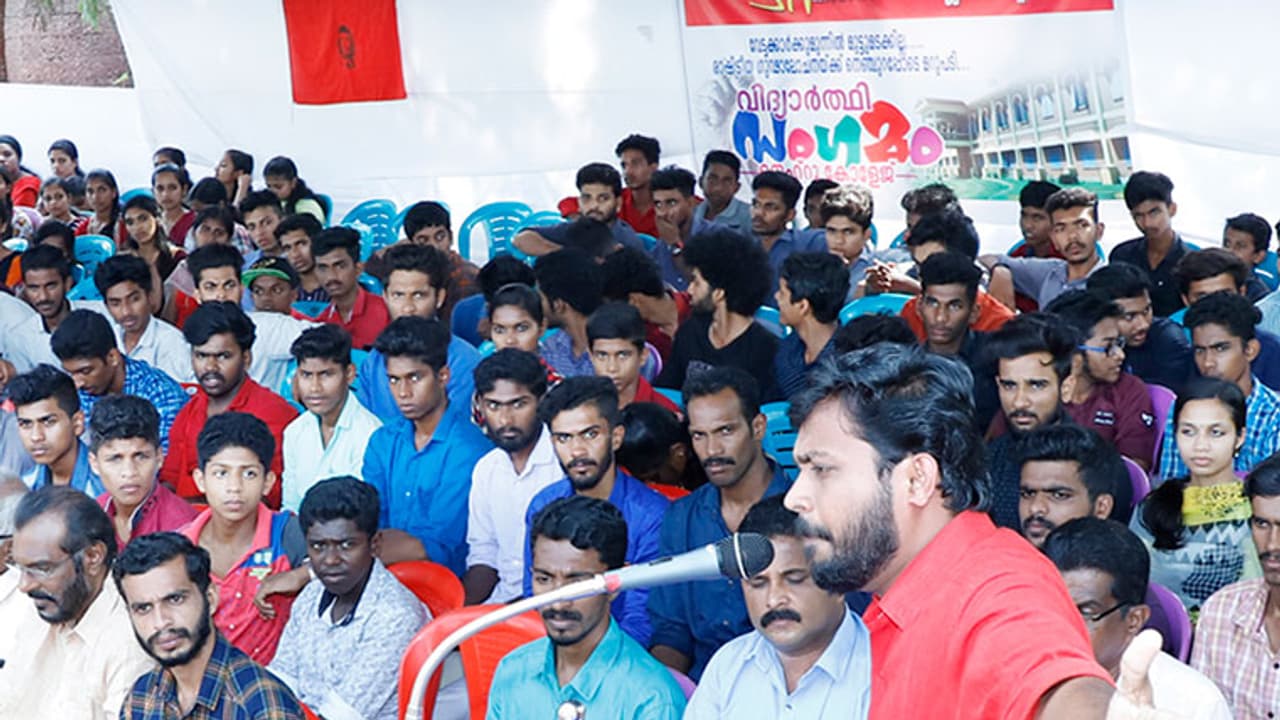 നെഹ്റു കോളേജ് പ്രിന്സിപ്പാള്ക്ക് ആദരാജ്ഞലി; വിഷയം രാഷ്ട്രീയമായി കൈകാര്യം ചെയ്യുമെന്ന് എസ്എഫ്ഐ നെഹ്റു കോളേജ് പ്രിന്സിപ്പാള്ക്ക് ആദരാജ്ഞലി; വിഷയം രാഷ്ട്രീയമായി കൈകാര്യം ചെയ്യുമെന്ന് എസ്എഫ്ഐ