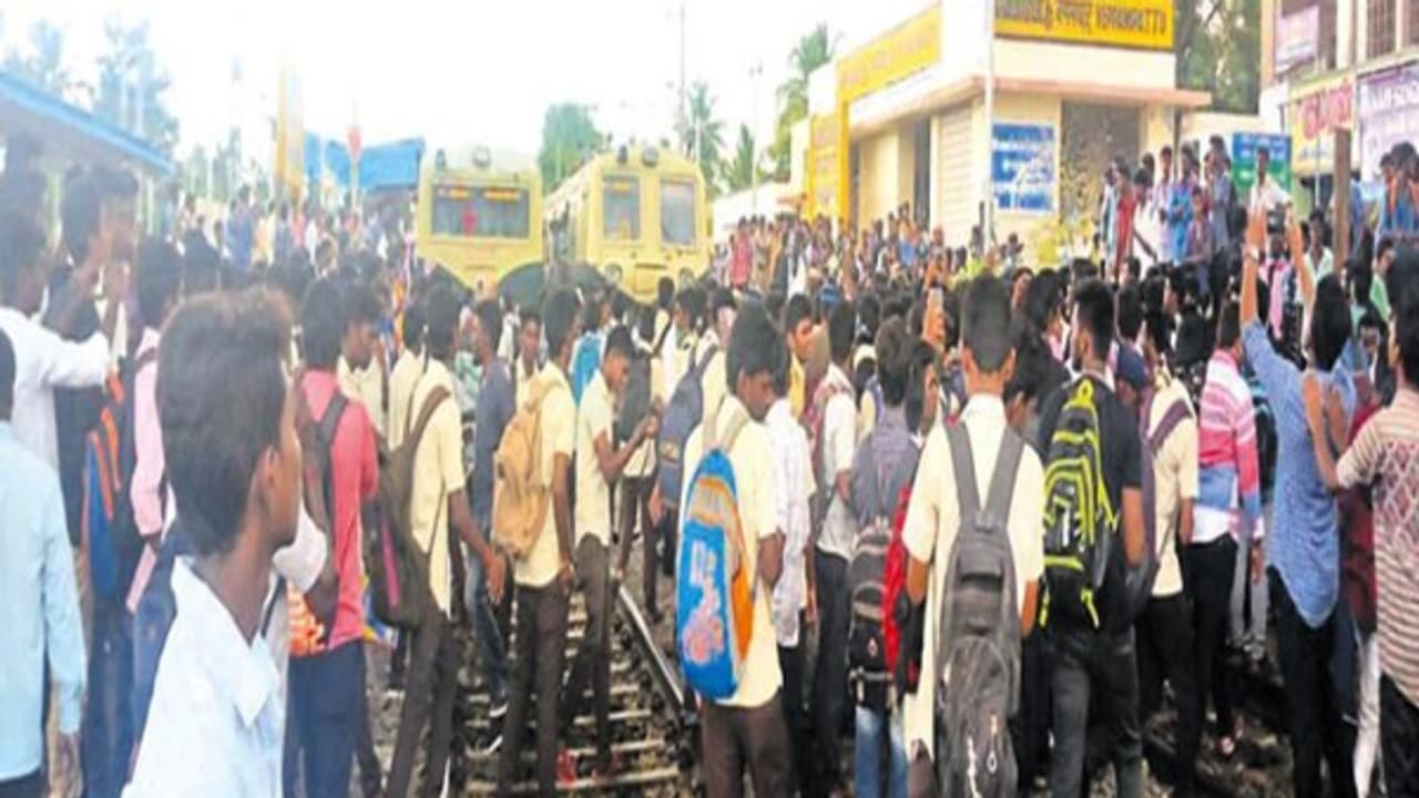 அனிதாவின் சாவுக்கு நீதி கேட்டு 500 க்கும் மேற்பட்ட பள்ளி, கல்லூரி மாணவர்கள் இரயில் மறியல் போராட்டம்… அனிதாவின் சாவுக்கு நீதி கேட்டு 500 க்கும் மேற்பட்ட பள்ளி, கல்லூரி மாணவர்கள் இரயில் மறியல் போராட்டம்…