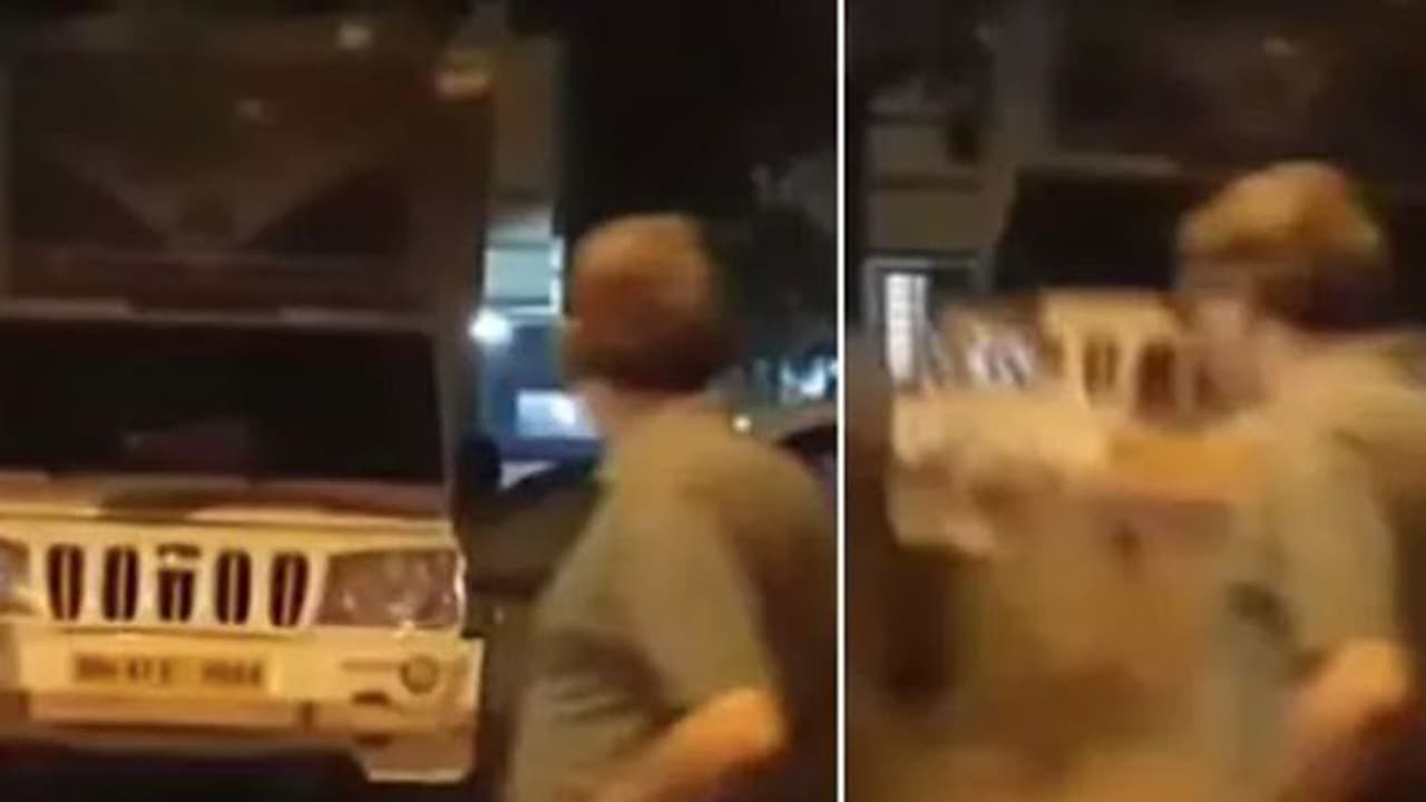 റോഡില് നിര്ത്തിയിട്ട എസ്യുവി അന്തരീക്ഷത്തിലുയര്ത്തി കുടിവെള്ള പൈപ്പ് പൊട്ടിത്തെറിച്ചു റോഡില് നിര്ത്തിയിട്ട എസ്യുവി അന്തരീക്ഷത്തിലുയര്ത്തി കുടിവെള്ള പൈപ്പ് പൊട്ടിത്തെറിച്ചു