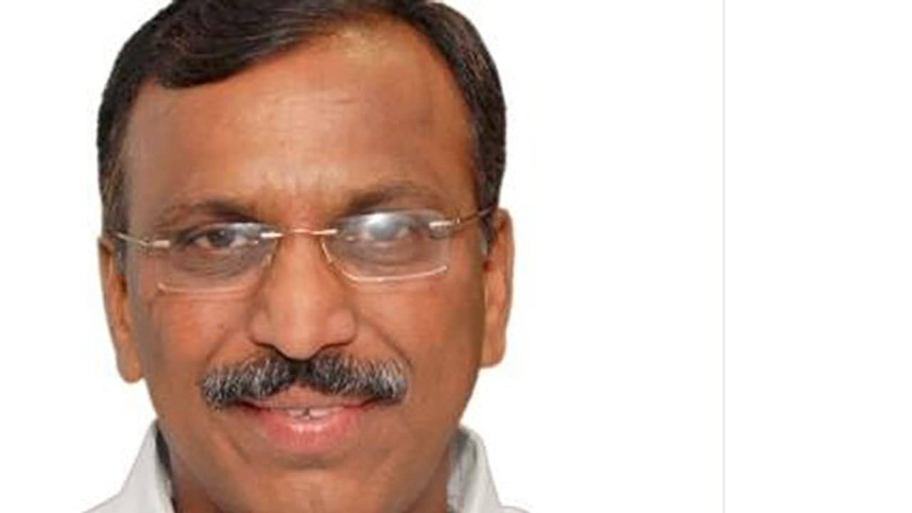 Silpa Mohan’s close follower Karim leaves to join TDP Silpa Mohan’s close follower Karim leaves to join TDP