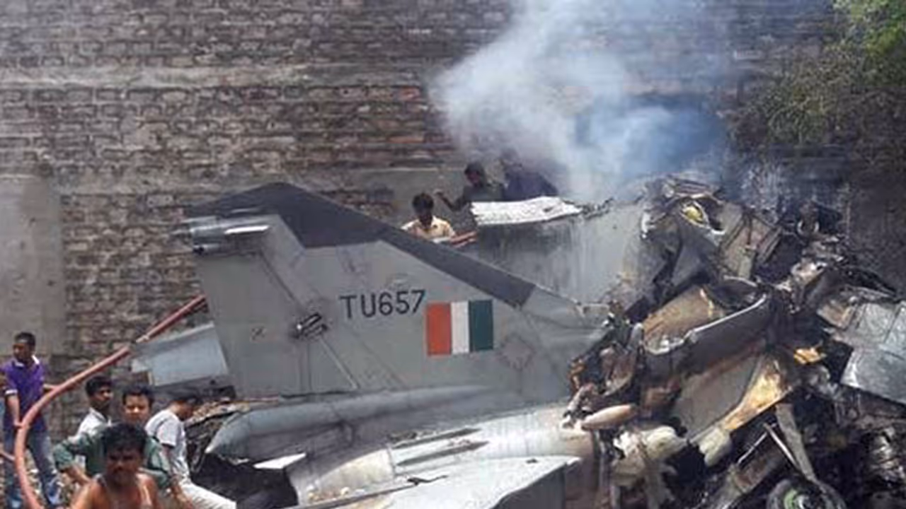 MiG 27 crashes in Jodhpur, pilot ejects safely MiG 27 crashes in Jodhpur, pilot ejects safely