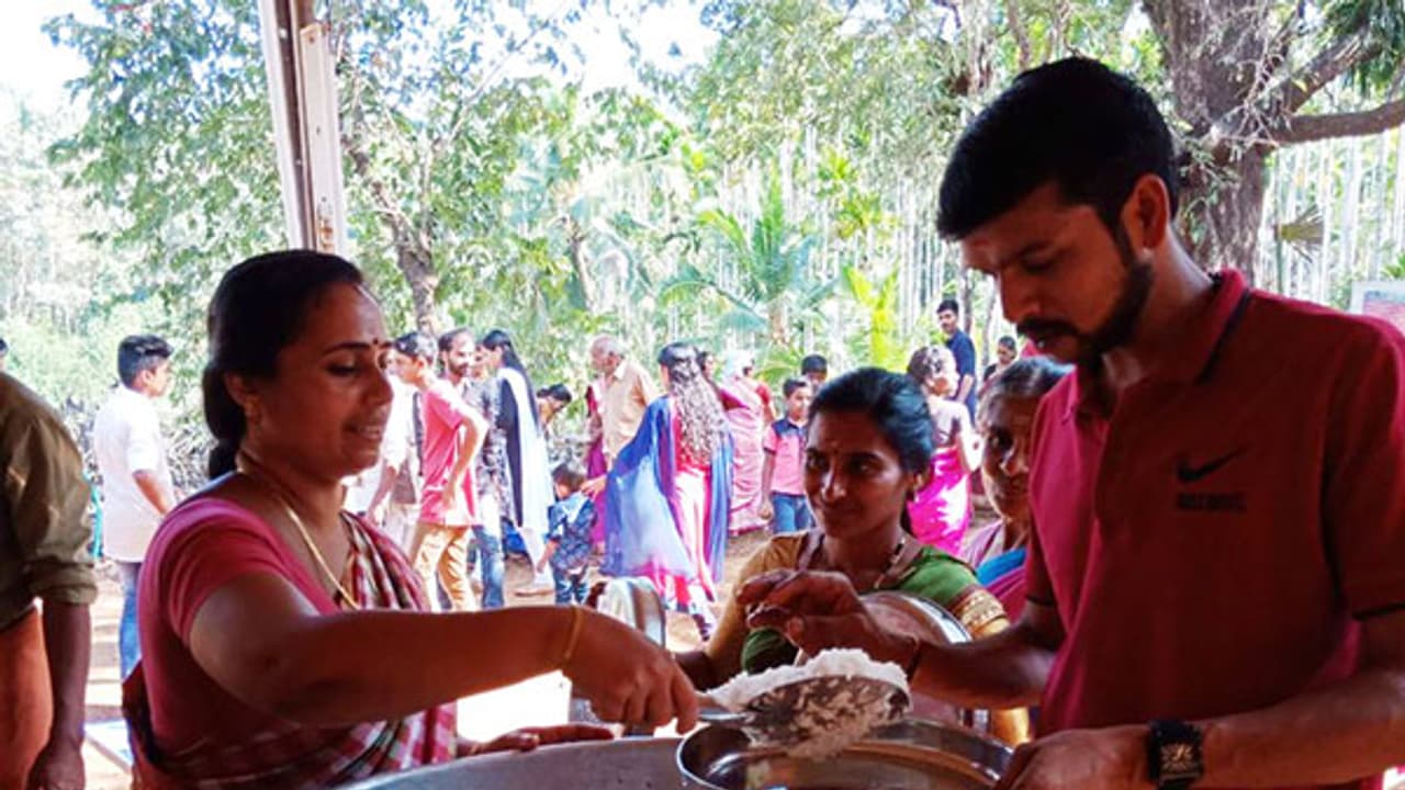 ക്ഷേത്രോത്സവത്തിന് പാചകക്കാരിയായി പഞ്ചായത്ത് പ്രസിഡന്റ് ക്ഷേത്രോത്സവത്തിന് പാചകക്കാരിയായി പഞ്ചായത്ത് പ്രസിഡന്റ്