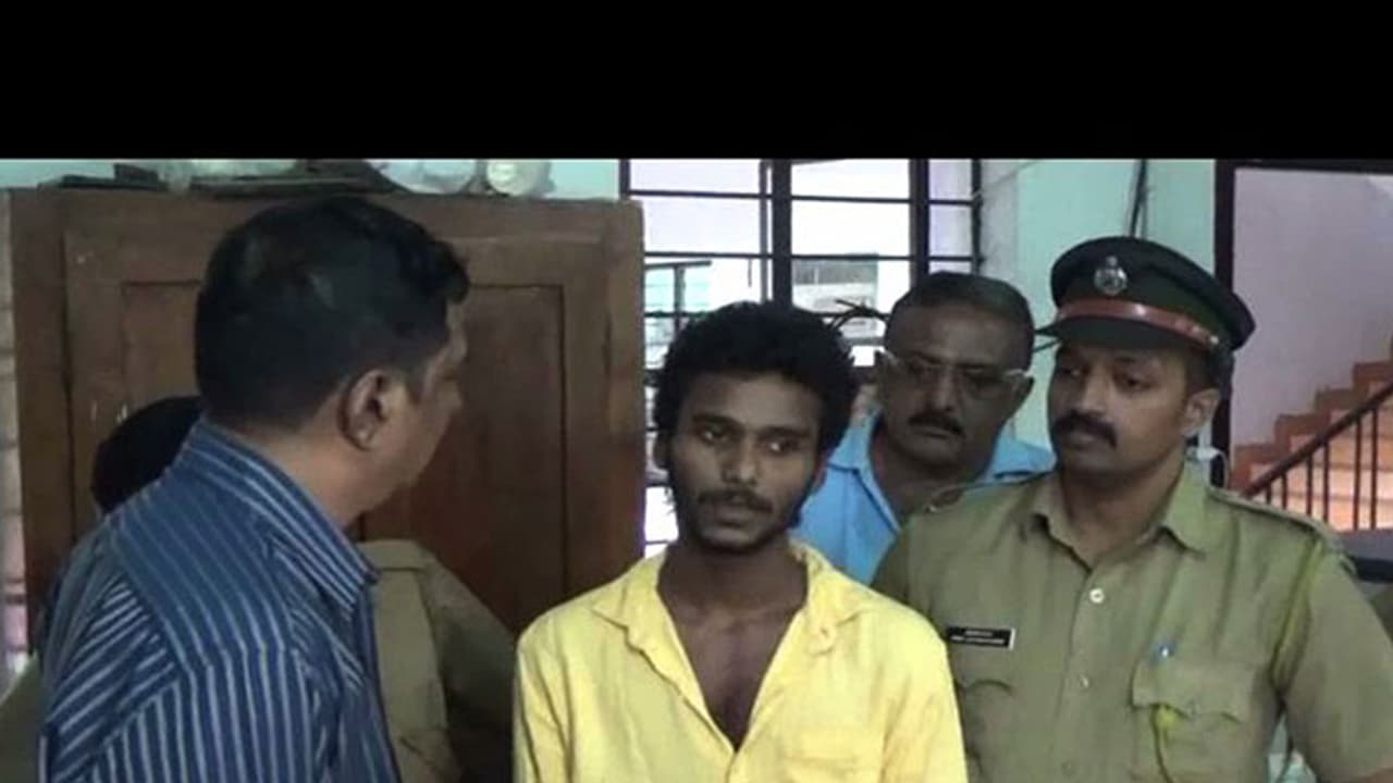 വിദ്യാര്ത്ഥികള്ക്കായി ലഹരി ആസ്വാദന കൂട്ടായ്മ, യുവാവ് പിടിയില് വിദ്യാര്ത്ഥികള്ക്കായി ലഹരി ആസ്വാദന കൂട്ടായ്മ, യുവാവ് പിടിയില്