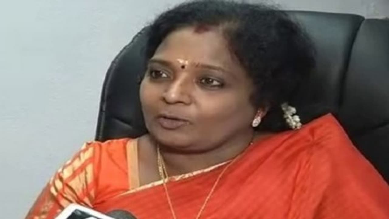 కొమురవెల్లి ఆలయంలో ప్రత్యేక పూజలు:స్వామికి పట్టు వస్త్రాలు సమర్పించిన గవర్నర్ తమిళిసై కొమురవెల్లి ఆలయంలో ప్రత్యేక పూజలు:స్వామికి పట్టు వస్త్రాలు సమర్పించిన గవర్నర్ తమిళిసై