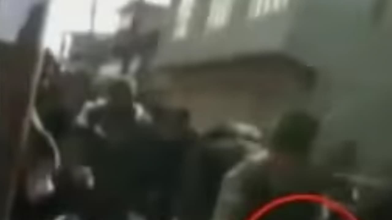 (ವಿಡಿಯೋ) ಕಾಶ್ಮೀರಿ ಯುವಕರು ಕಾಲಿನಿಂದ ಒದ್ದಾಗ ಸಿಆರ್'ಪಿಎಫ್ ಯೋಧನ ರಿಯಾಕ್ಷನ್ ಹೇಗಿತ್ತು?