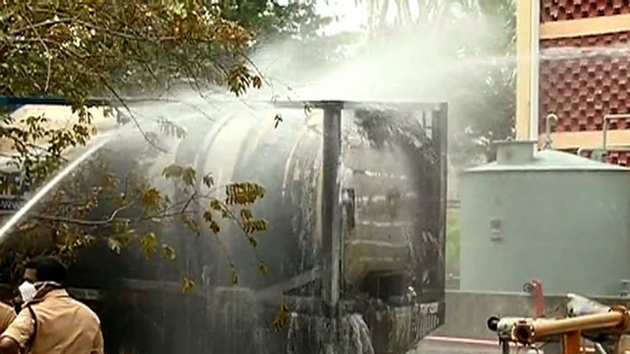 ഏലൂര് ഹിന്ദുസ്ഥാന് ഇന്സെക്ടിസൈഡ് ഫാക്ടറിയില് ടാങ്കര് പൊട്ടിത്തെറിച്ചു; 12 പേര്ക്ക് പരിക്ക് ഏലൂര് ഹിന്ദുസ്ഥാന് ഇന്സെക്ടിസൈഡ് ഫാക്ടറിയില് ടാങ്കര് പൊട്ടിത്തെറിച്ചു; 12 പേര്ക്ക് പരിക്ക്