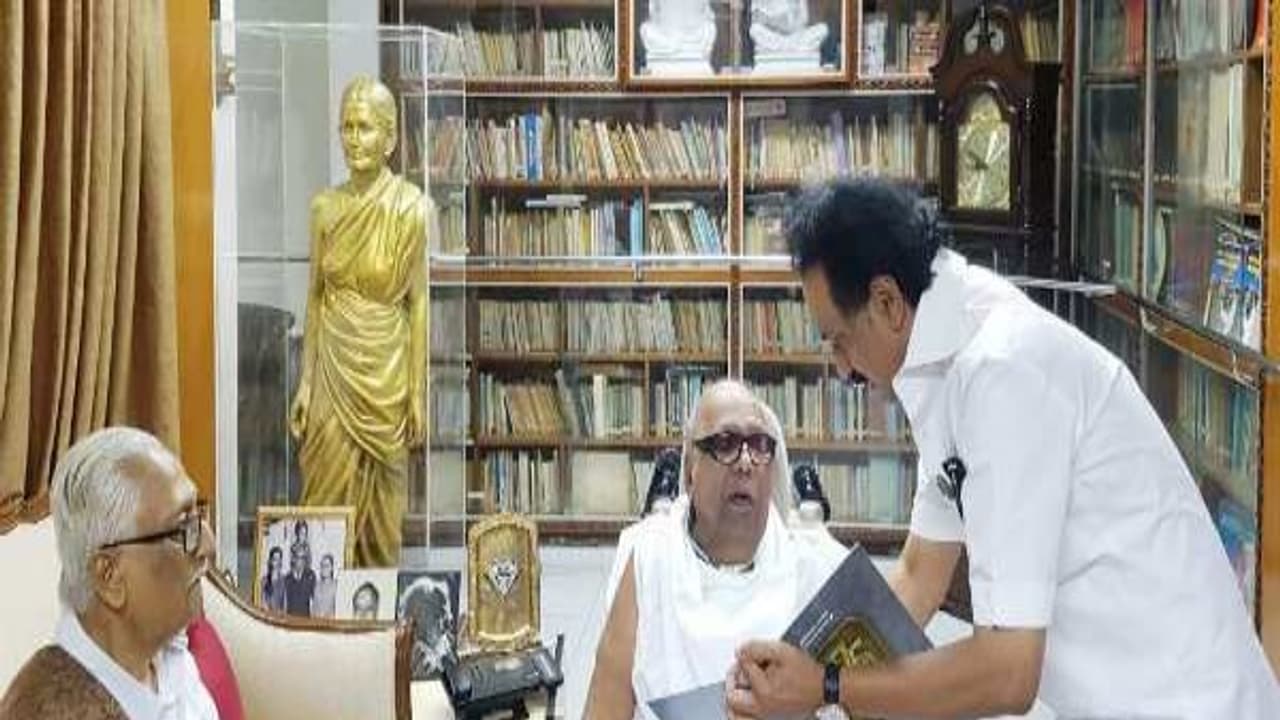 முரசொலியின் பவளவிழா அழைப்பிதழ்… கருணாநிதியிடம் நேரில் வழங்கினார் ஸ்டாலின்! முரசொலியின் பவளவிழா அழைப்பிதழ்… கருணாநிதியிடம் நேரில் வழங்கினார் ஸ்டாலின்!