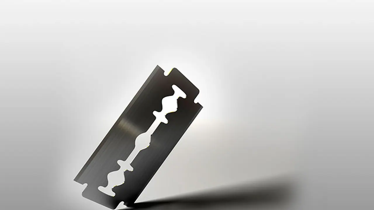 ಗದಗ: ಬ್ಲೇಡ್ನಿಂದ ಬೇಕಾಬಿಟ್ಟಿ ಕುಯ್ದುಕೊಂಡು ಆತ್ಮಹತ್ಯೆಗೆ ಯತ್ನಿಸಿದ ವೈದ್ಯ ಗದಗ: ಬ್ಲೇಡ್ನಿಂದ ಬೇಕಾಬಿಟ್ಟಿ ಕುಯ್ದುಕೊಂಡು ಆತ್ಮಹತ್ಯೆಗೆ ಯತ್ನಿಸಿದ ವೈದ್ಯ