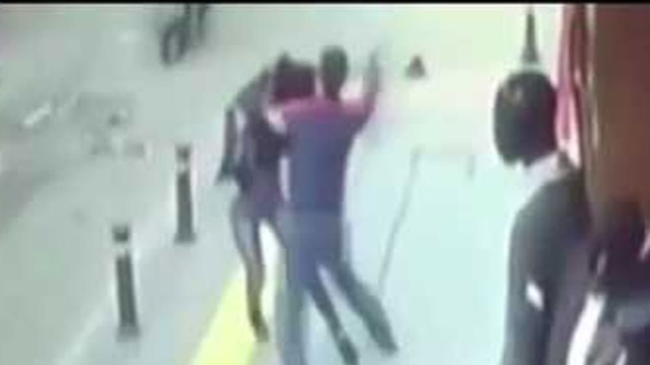 10 ವರ್ಷಗಳ ಮೊದಲು ಡೈವೋರ್ಸ್ ನೀಡಿದ ಪತ್ನಿಯನ್ನು ನಡುರಸ್ತೆಯಲ್ಲೇ 25 ಬಾರಿ ಇರಿದು ಕೊಂದ ಪತಿ! 10 ವರ್ಷಗಳ ಮೊದಲು ಡೈವೋರ್ಸ್ ನೀಡಿದ ಪತ್ನಿಯನ್ನು ನಡುರಸ್ತೆಯಲ್ಲೇ 25 ಬಾರಿ ಇರಿದು ಕೊಂದ ಪತಿ!