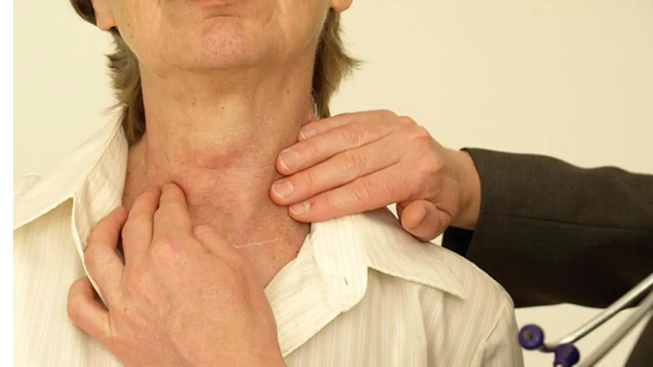 এই পাঁচ লক্ষণ দেখলে সতর্ক হন, আক্রান্ত হতে পারেন থাইরয়েডের সমস্যায় এই পাঁচ লক্ষণ দেখলে সতর্ক হন, আক্রান্ত হতে পারেন থাইরয়েডের সমস্যায়